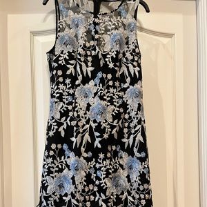 Elegant dress in perfect condition! You can wear this anywhere!
